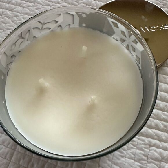 Candle Bath & Body Works 3 Wick Scented Frosted Coconut Snowball - Picture 5 of 6